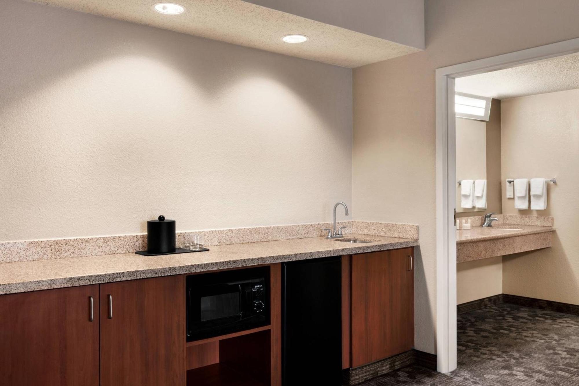 Courtyard By Marriott Tulsa Central Eksteriør billede